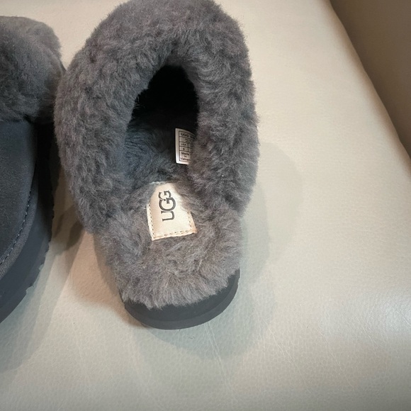 Gray brand new Ugg platform slippers - Picture 2 of 4